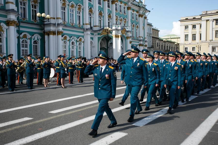 На Дворцовой площади Санкт-Петербурга состоялся выпуск специалистов университета ГПС МЧС России